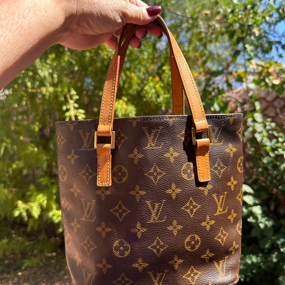 Louis Vuitton Vivian Tote - Picture 5 of 10